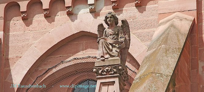 statue-eglise-st-pierre-le-jeune.strasbourg.jpg