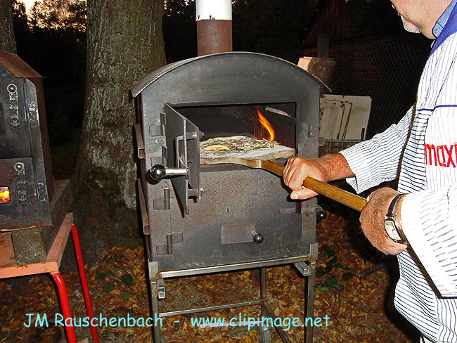 tarte flambee enfournement.alsace.jpg