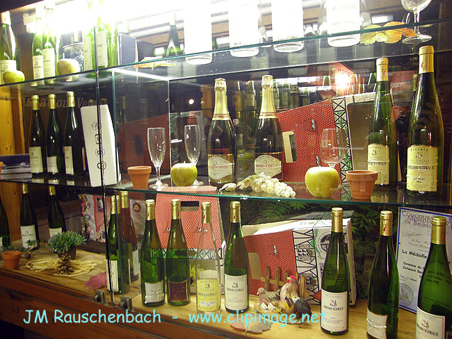 vitrine chez un viticulteur,haut rhin.alsace.jpg