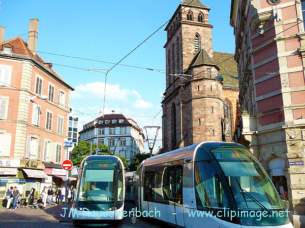 place st pierre le vieux+tram.jpg