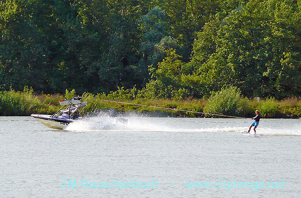 ski nautique sur le rhin,strasbourg,alsace.jpg