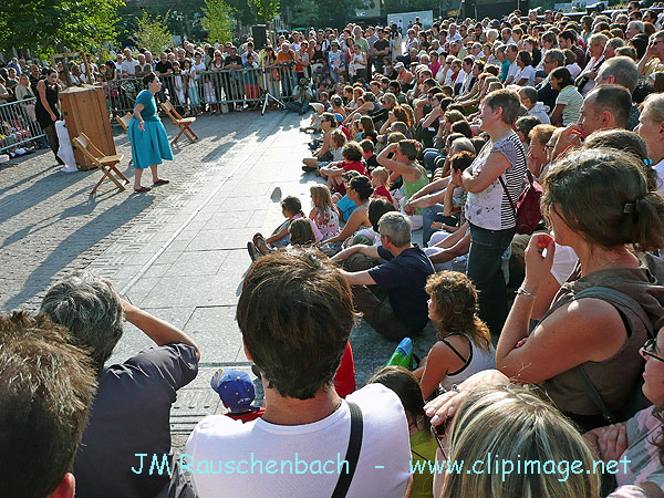 spectacle de rue en ete, place kleber,strasbourg.jpg