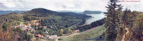 lac artificiel et village de pierre percee