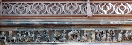 sculptures sur la facade de la cathedrale