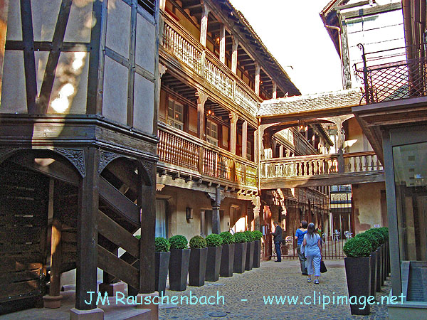 cour du corbeau.jpg
