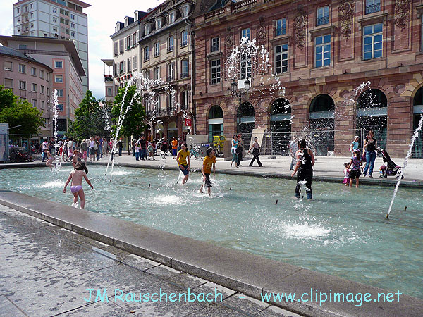 place kleber, jeux avec l eau.jpg